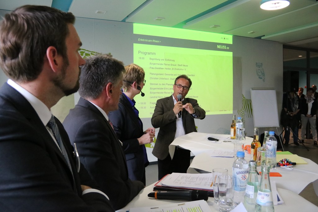 Bürgerinfo-Veranstaltung, 27. Mai 2019: Bürgermeister Reiner Breuer mit (v.l.) Dormagens Bürgermeister Erik Lierenfeld, Landrat Hans-Jürgen Petrauschke, Moderatorin Petra Voßebürger