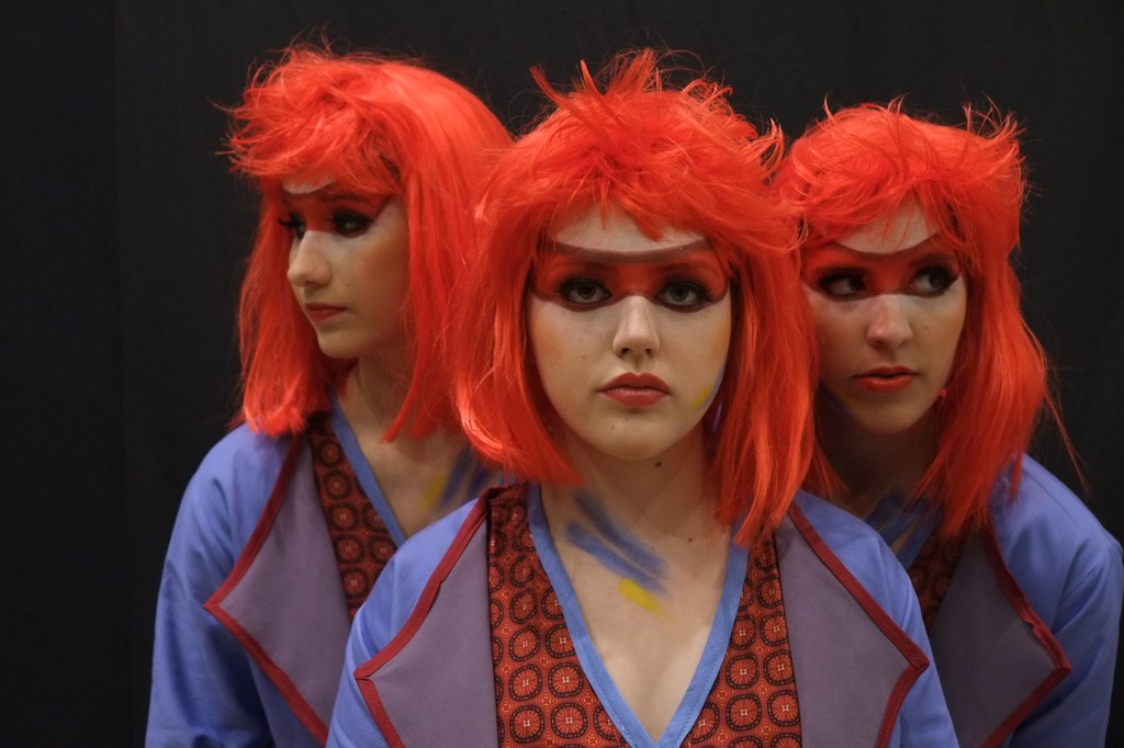 Alice Trio: Alice (Mitte, Antonia Krapp) wird von ihren „Splitter-Alices“ (links Natalia Stellmach und rechts Justine Ritters) durch das Wunderland begleitet.