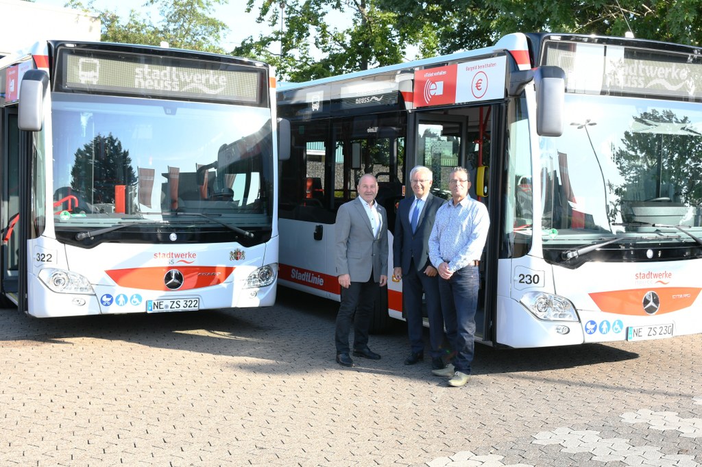 Geschäftsführer Stephan Lommetz (mitte) mit Nahverkehrs-Betriebsleiter Uwe Koppelmann (links) und Florian Stein (rechts), Abteilungsleiter Technik/Materialwirtschaft bei den Verkehrsbetrieben der Stadtwerke Neuss, vor der neuen Busflotte. © Stadtwerke Neuss