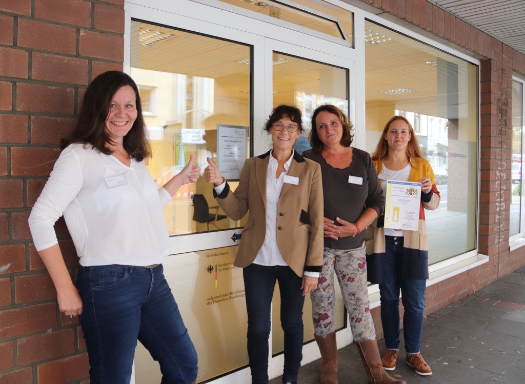 Elisabeth Lucas, Renate Gerlach, Monika Schwandner und Anke Faustmann-Zuh (v.l.n.r. ) vor dem „barrierefreien“ Büro der EUTB auf der Friedrichstraße 28.