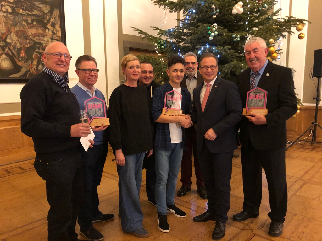 Die stolzen Preisträger mit Bürgermeister Reiner Breuer im Alten Ratssaal.