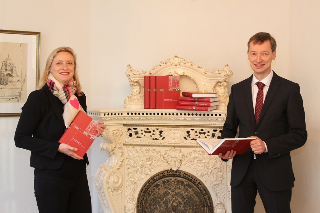 Museumsdirektorin Dr. Uta Husmeier-Schirlitz und Archivdirektor Dr. Jens Metzdorf bei der Präsentation des Jahrbuches „Noveasium 2020“.