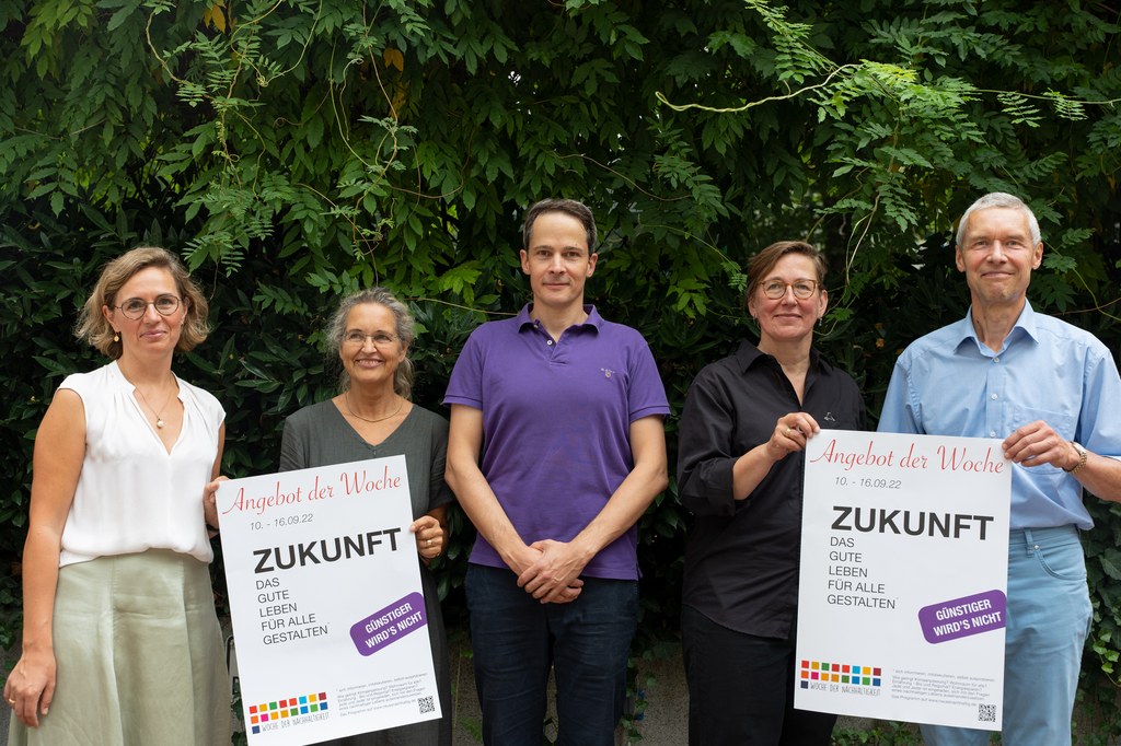 (V.l.n.r.:  Dr. Marie Batzel (Leiterin VHS Neuss), Henrike Mölleken (Amtsleiterin Amt für Stadtgrün, Umwelt und Klima der Stadt Neuss), Lars Böttner (neuss agenda 2 e.V. /Transition Town Neuss), Dr. Christine Vogel (neuss agenda 21 e.V./ Transtion Town Neuss), Dr. Ralf Resch (neuss agenda 21 e.V./ Transtion Town Neuss)