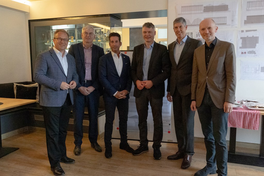 Foto: Stadt Neuss (v.l.n.r. Bürgermeister Reiner Breuer, Michael Assenmacher, Abraam Savvidis, Dr. Jörg Geerlings, Andreas Schwarz, Dr. Matthias Welpmann)