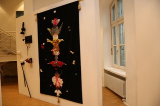 „Wo ist die Maus?“ von Helga Weidenmüller. Die Besucher können hier selbst aktiv werden und auf die Suche nach der Maus gehen.