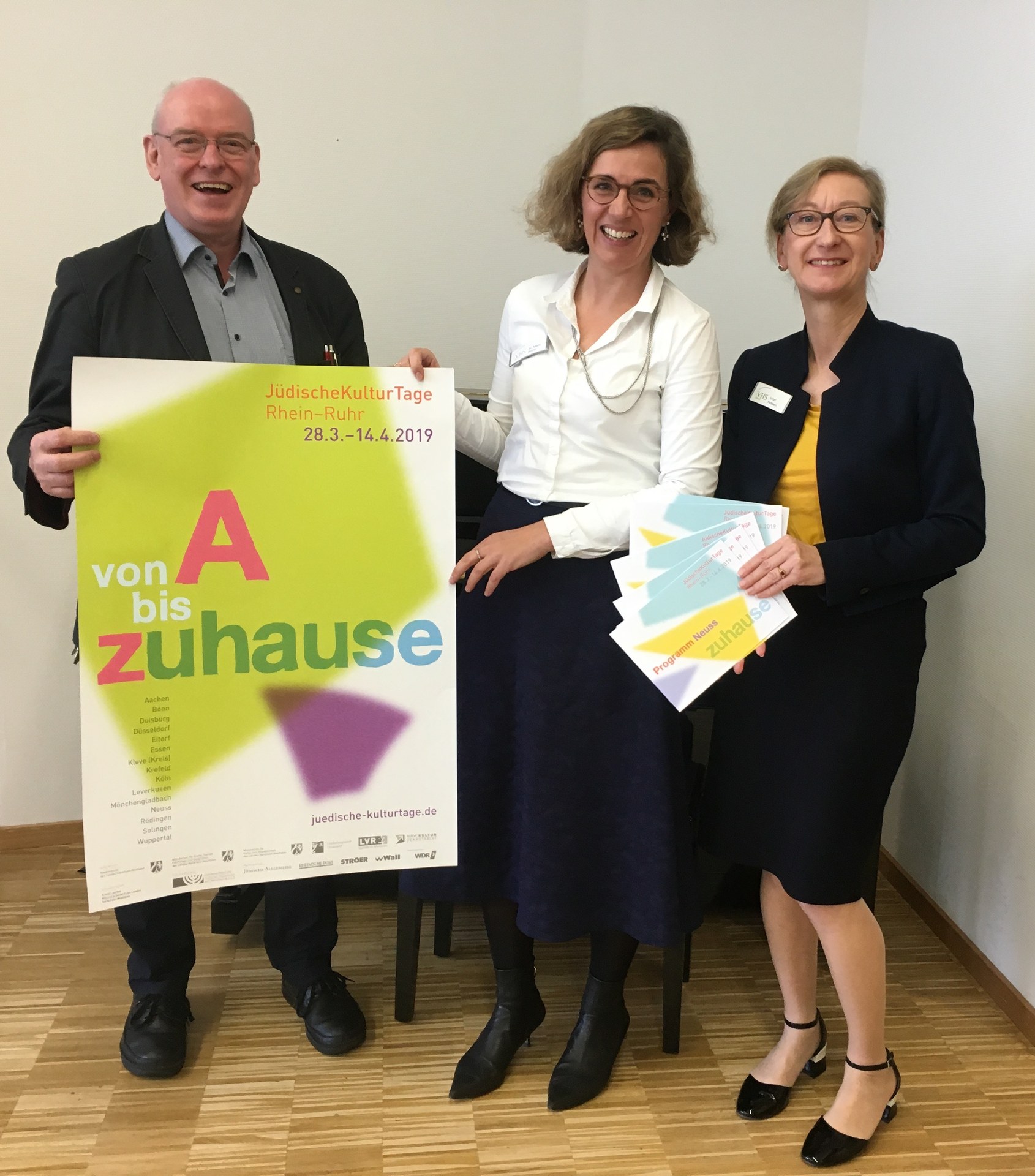 (v.l.) Kulturamtsleiter Harald Müller, Volkshochschulleiterin Dr. Marie Batzel und Ursel Hebben, Städtekoordinatorin für die Jüdischen Kulturtage der Stadt Neuss.