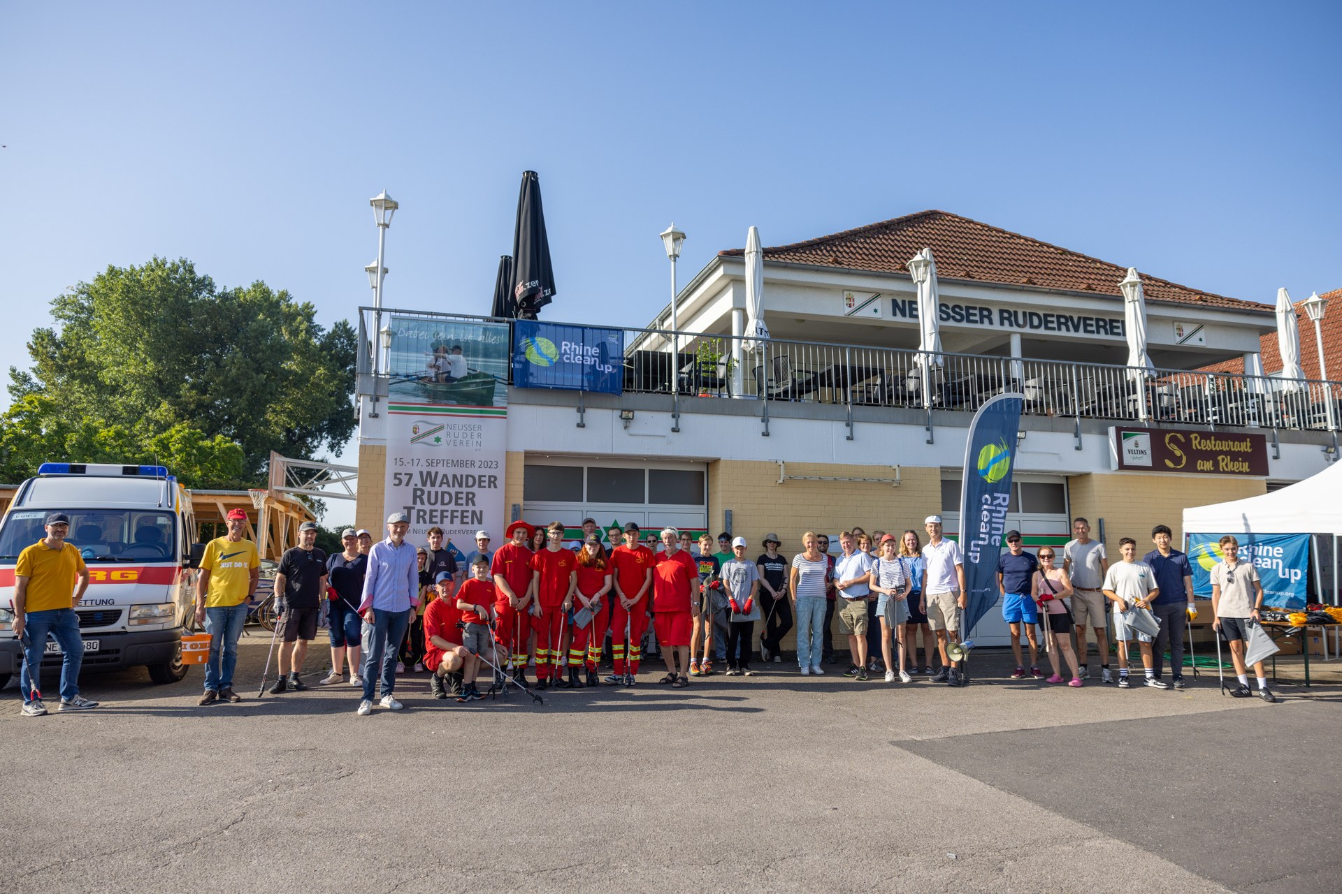 Dr. Welpmann begrüßt die gut 50 Helferinnen und Helfer am Neusser Sporthafen