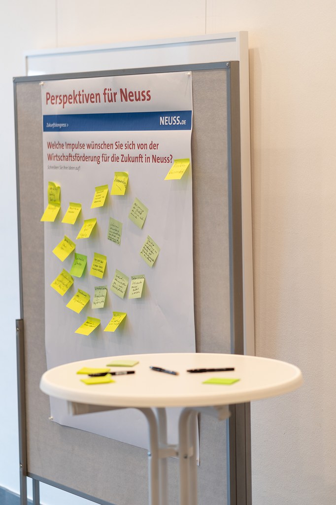 neusser-zukunftskongress-2022_02c.jpg Ein Plakat mit großer Weißfläche dient als Pinnwand: zahlreiche Zettel mit Perspektiven für Neuss sind dort angeklebt.