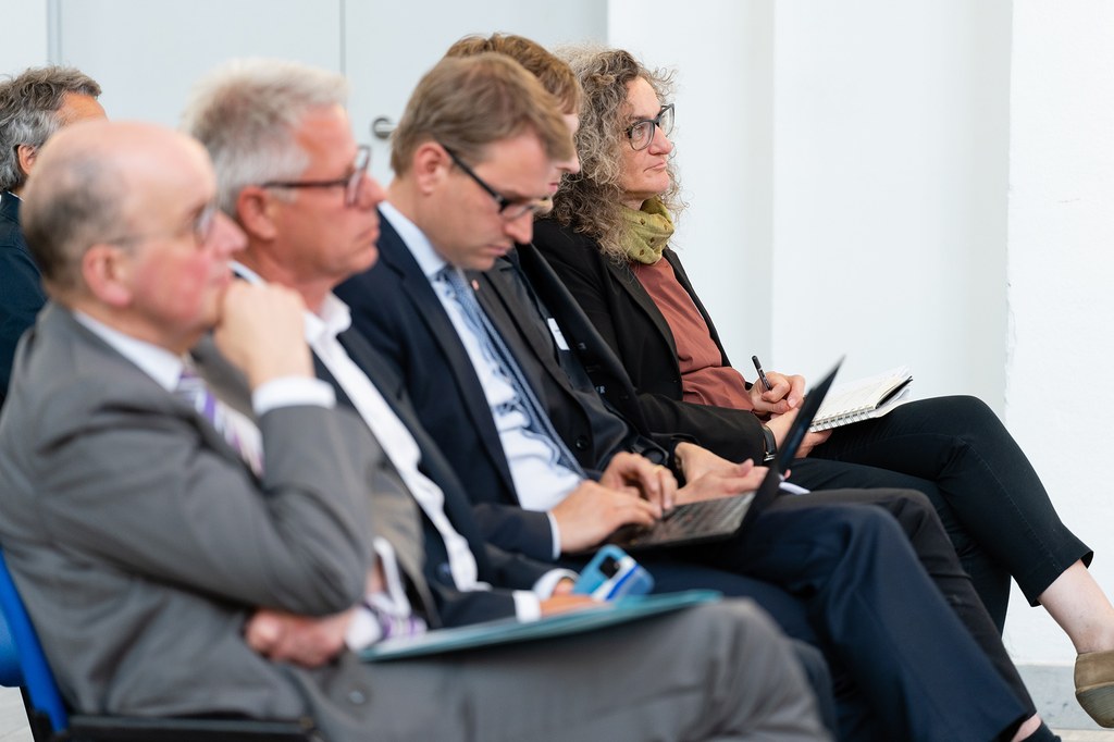 neusser-zukunftskongress-2022_07b.jpg Mehrere Teilnehmer*innen der Konferenz sitzen auf ihren Plätzen und hören aufmerksam zu.